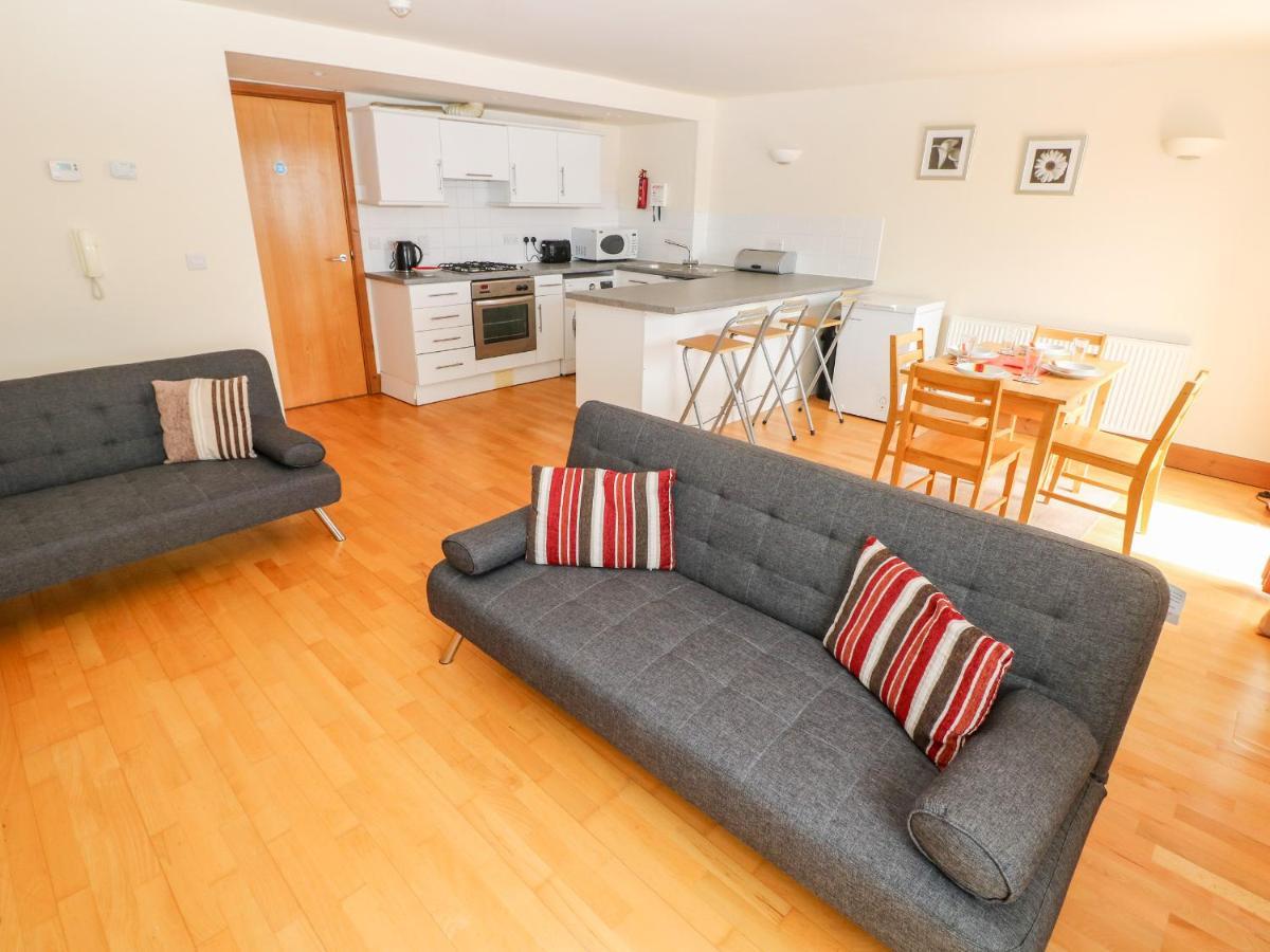 15 Sovereign House Daire Milford Haven Dış mekan fotoğraf