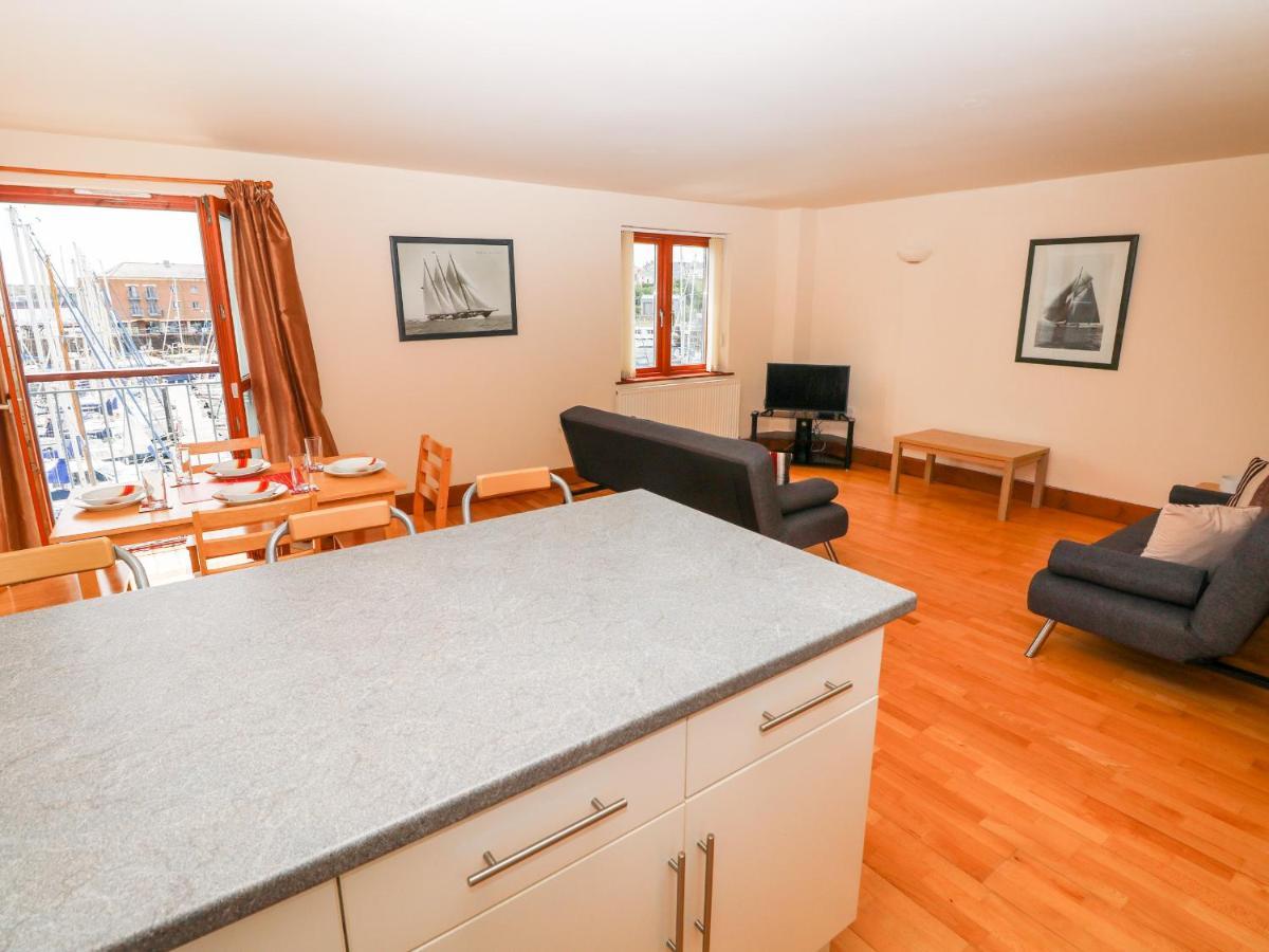 15 Sovereign House Daire Milford Haven Dış mekan fotoğraf